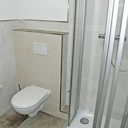 Appartementhaus Mit Balkon 300 M Bis Zum Vg *