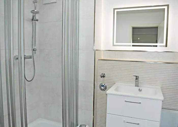 Villa Appartementhaus Mit Balkon 300 M Bis Zum Vg *