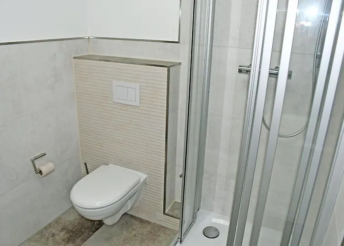 Appartementhaus Mit Balkon 300 M Bis Zum Vg *